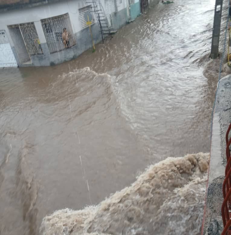 Holguín bajo agua: reportan inundaciones cerca del corazón de la ciudad