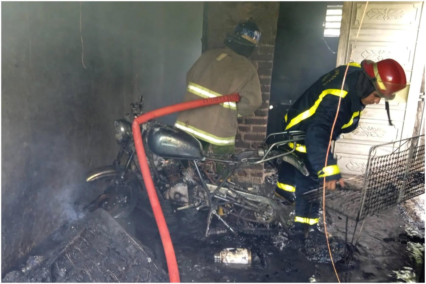 Bomberos en vivienda incendiada tras corto de motorina.
