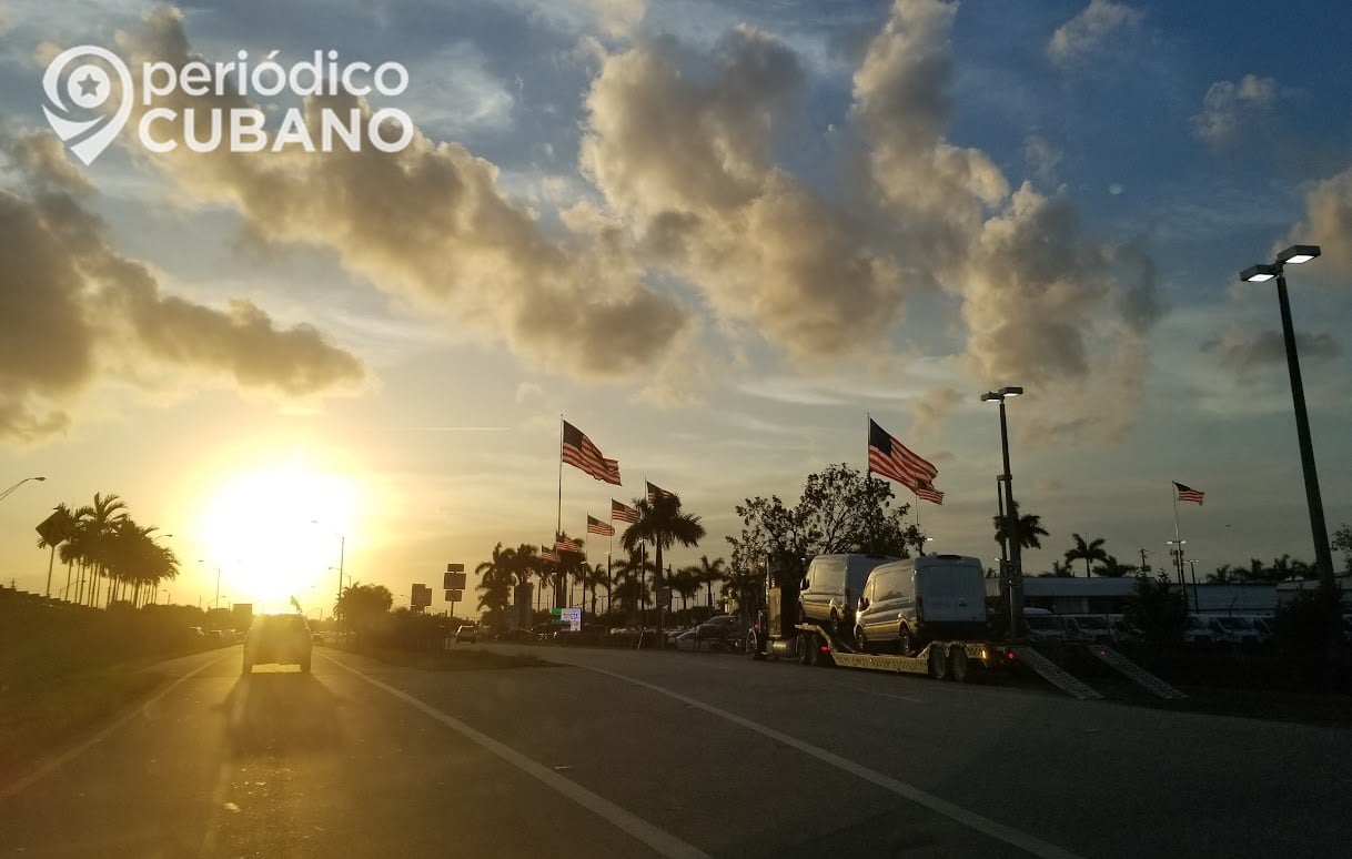Fotografía de una bandera de EEUU durante un atardecer.