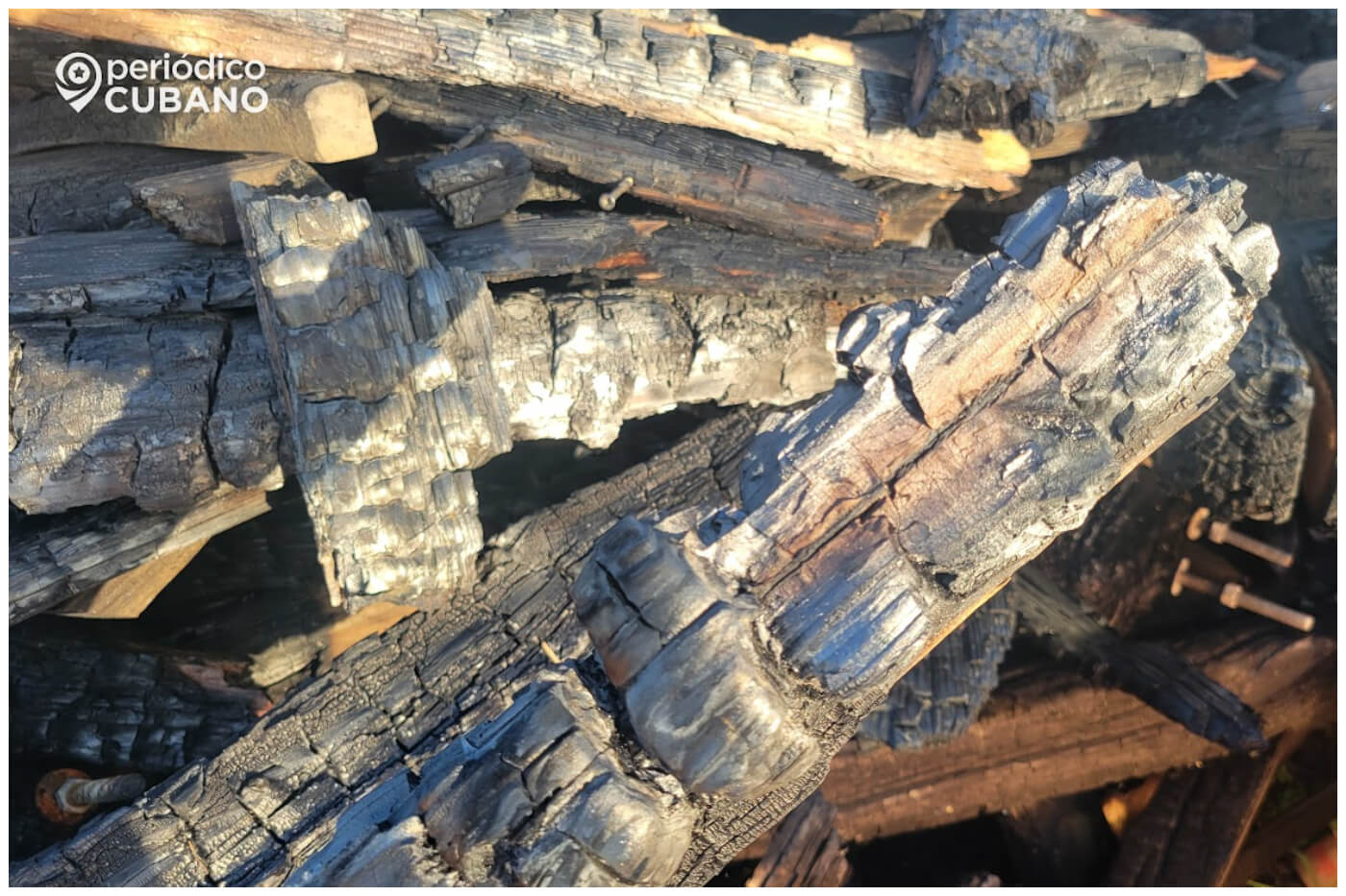 Madera carbonizada, el único combustible confiable en Cuba.