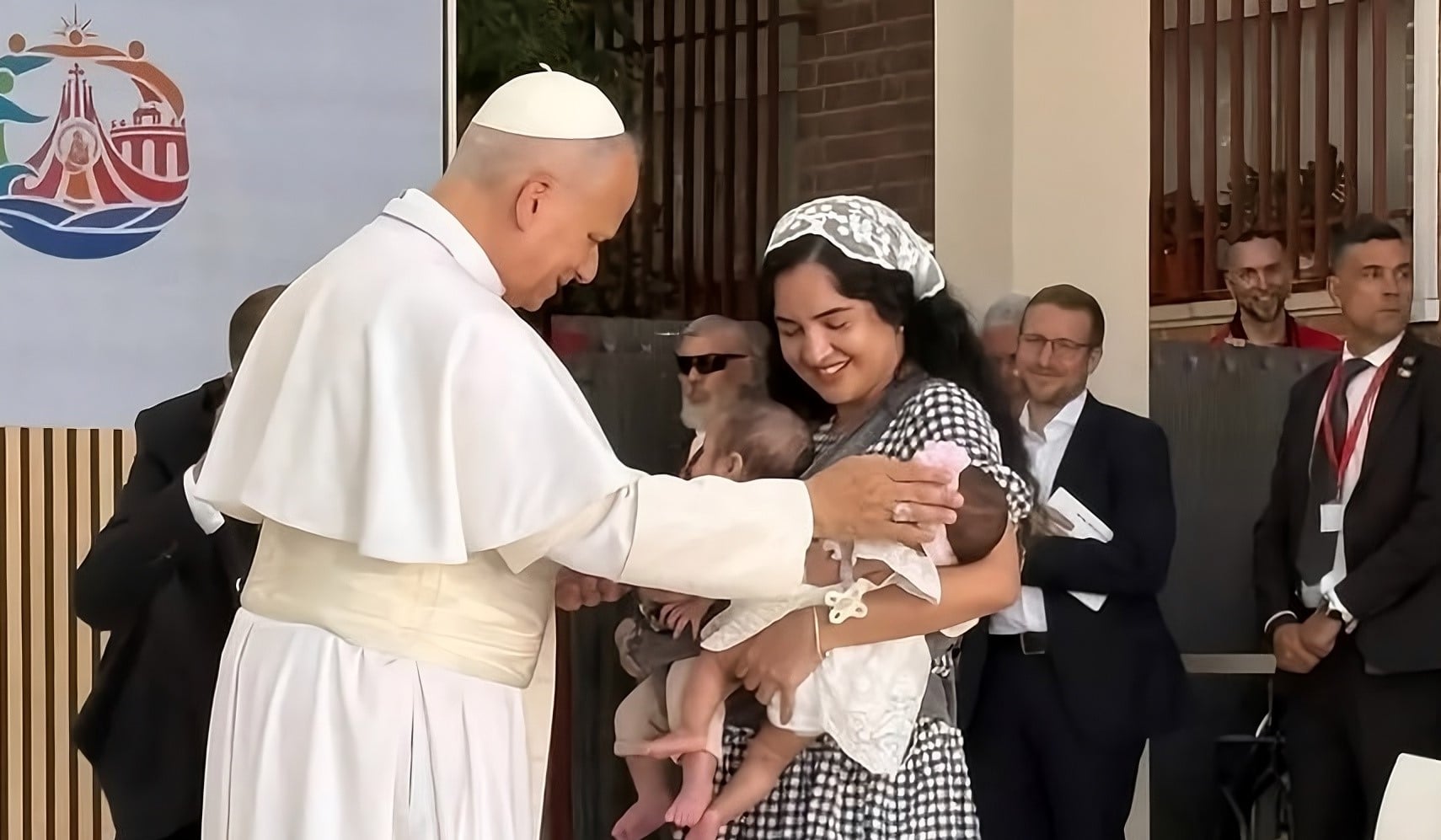 Cubana presenta sus jimaguas al Papa León XIV y lo conmueve 
