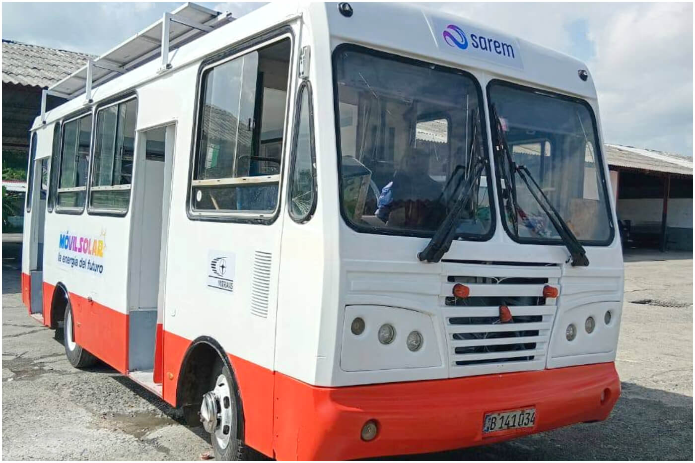 Guagua con paneles solares.