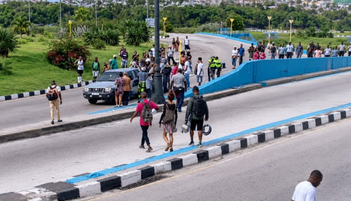 Habaneros intentan cruzar a pie el túnel de la bahía tras horas sin transporte