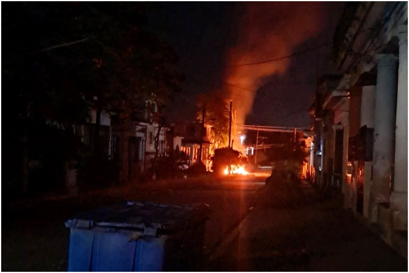 Los vecinos incendiaron basureros como muestra de descontento por los apagones.