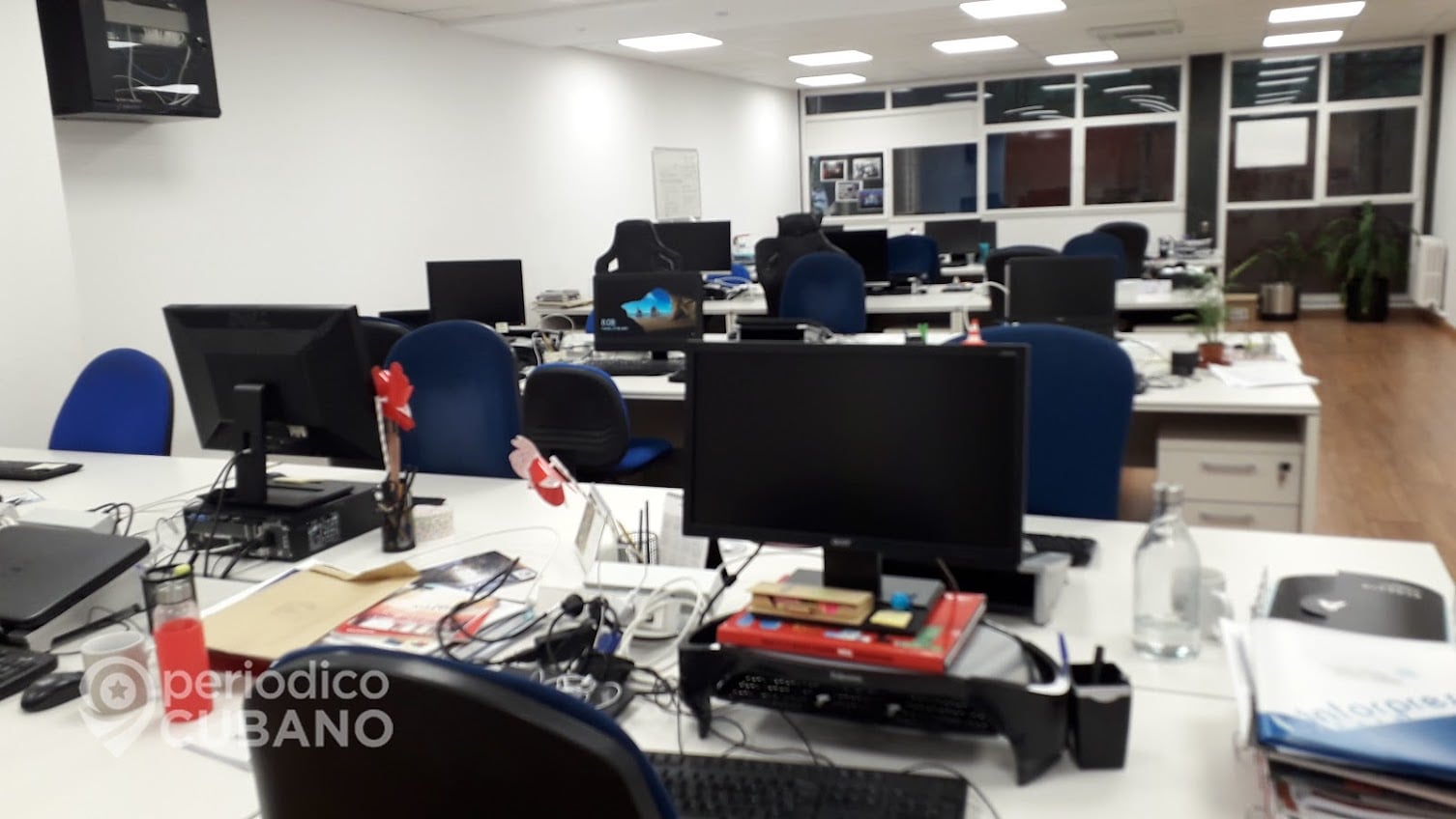 Las entidades podrían autorizar que sus empleados trabajen desde el exterior cuando exista interés institucional. (Foto © Periódico Cubano)