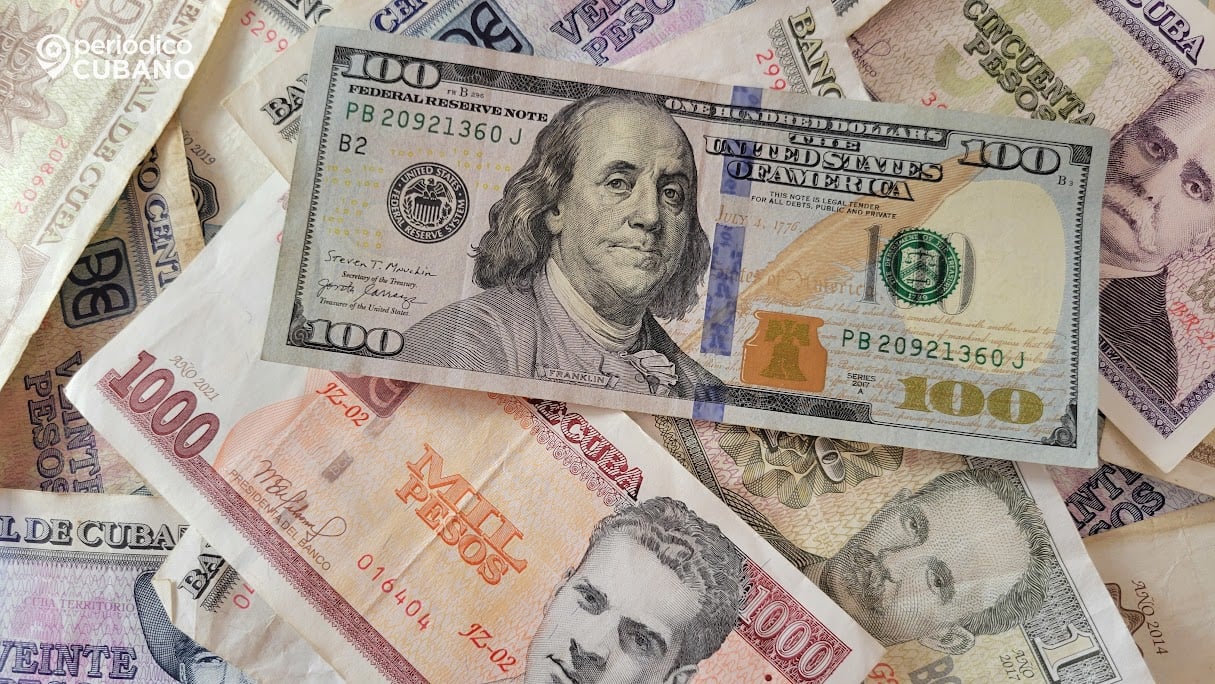 Billetes de dólares y pesos cubanos.