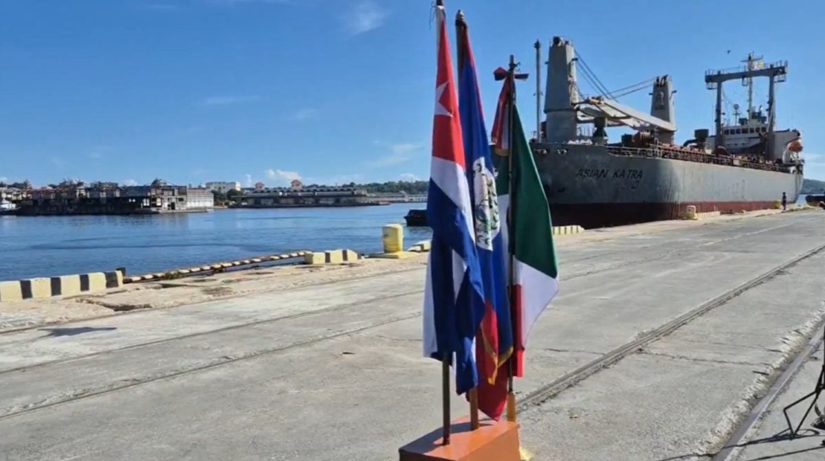 Llega a Cuba buque con 1.700 toneladas de ayuda, pero crecen