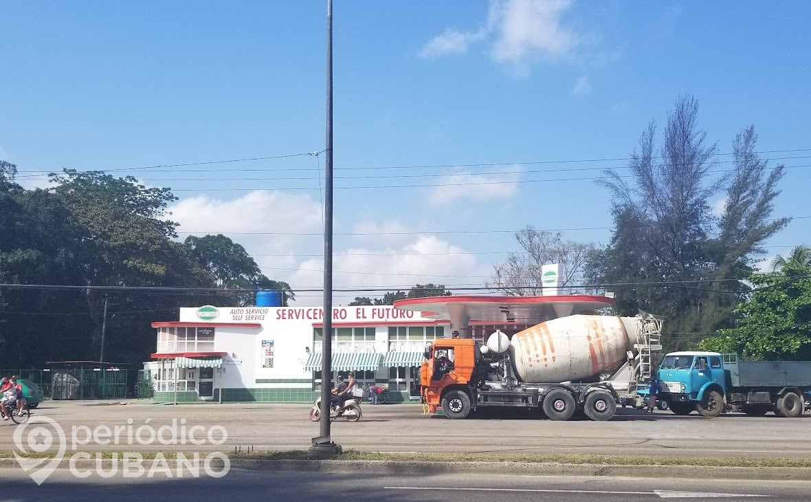 Desde hace meses, es casi imposible conseguir combustible en los servicentros en la Isla. (Foto © Periódico Cubano)