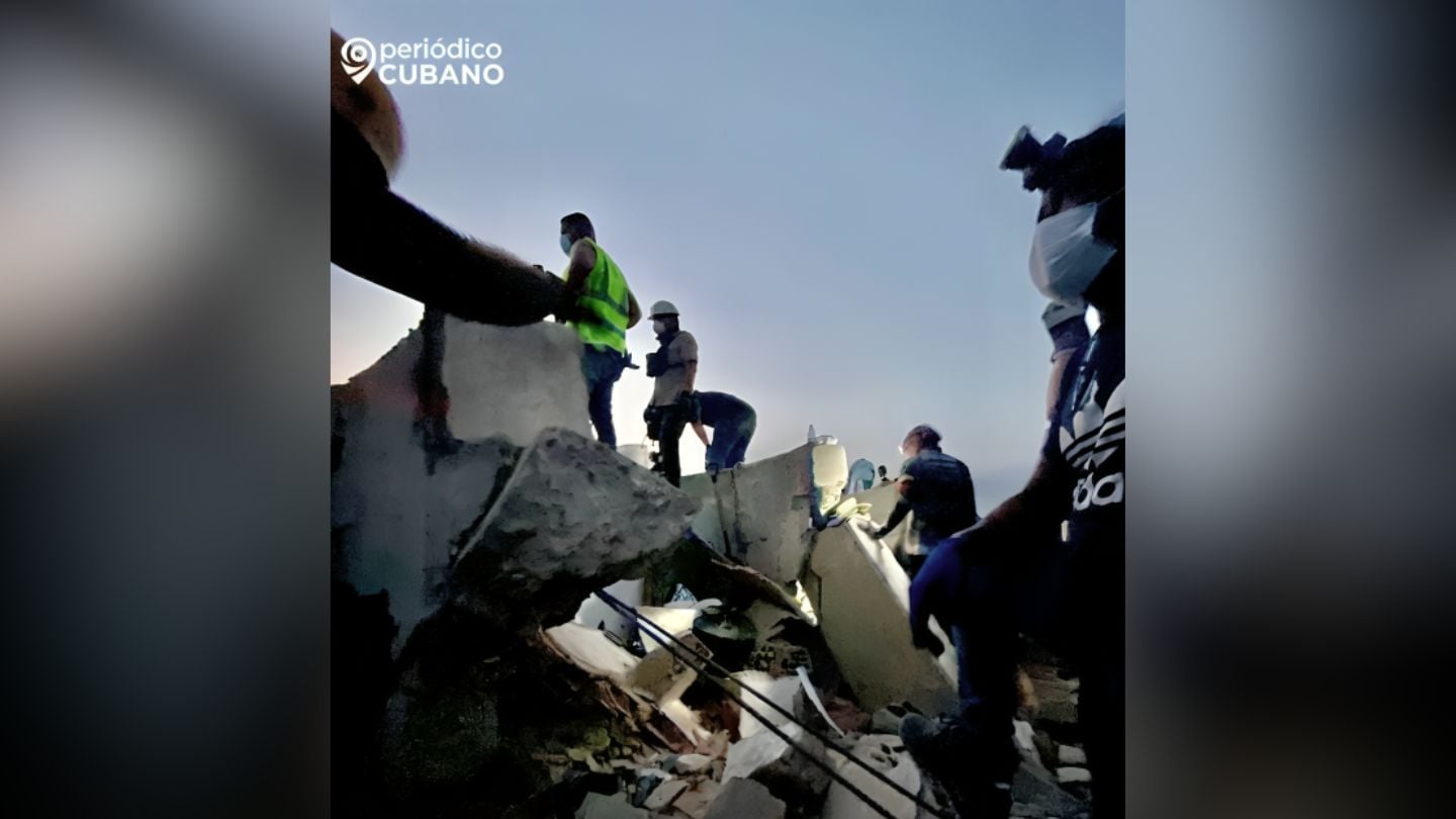 Rescatistas en los escombros por los terremotos en Venezuela