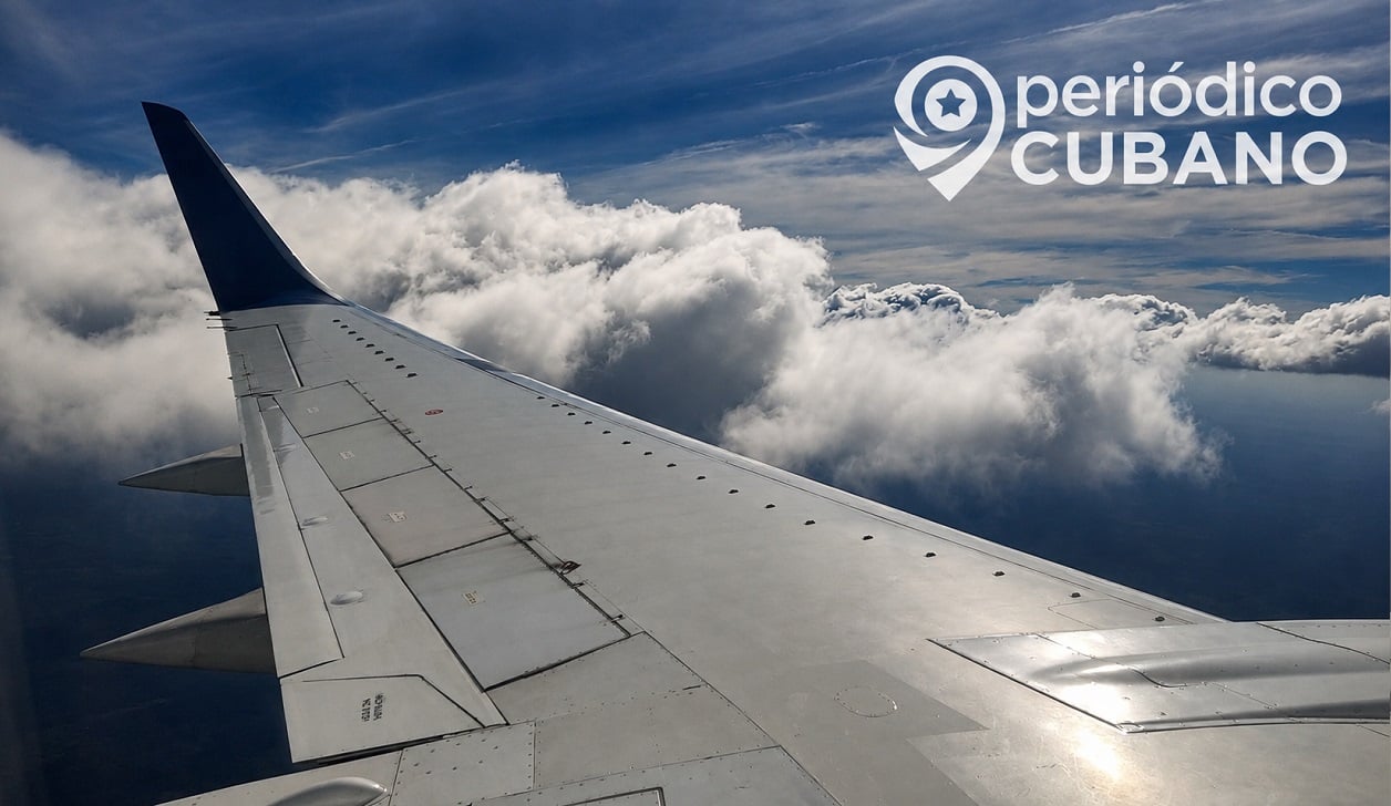 Imagen ilustrativa de un ala de avión en pleno vuelo.