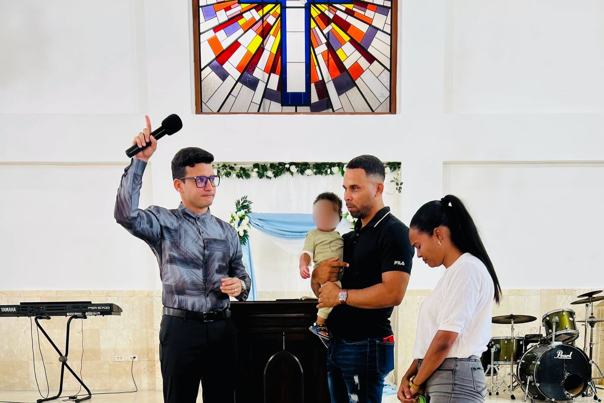 El pequeño Caleb y sus padres junto al pastor Darlon Bermúdez
