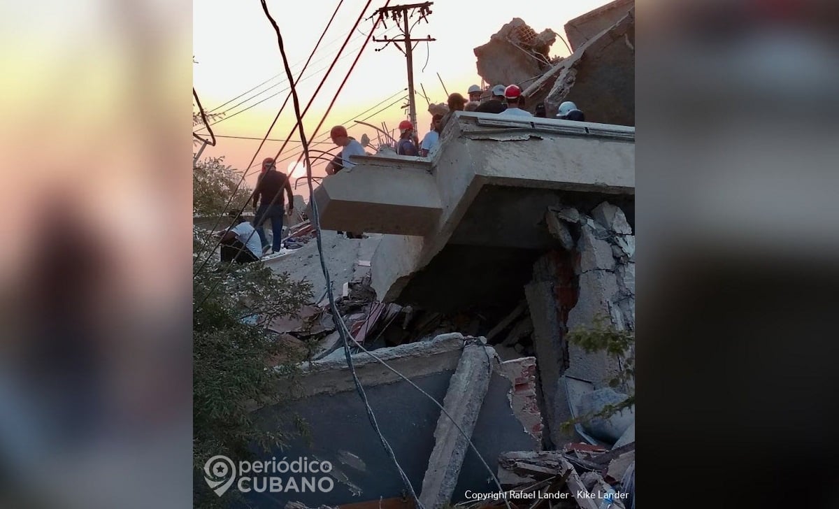 Personas buscando entre los escombros de un edificio en Venezuela.