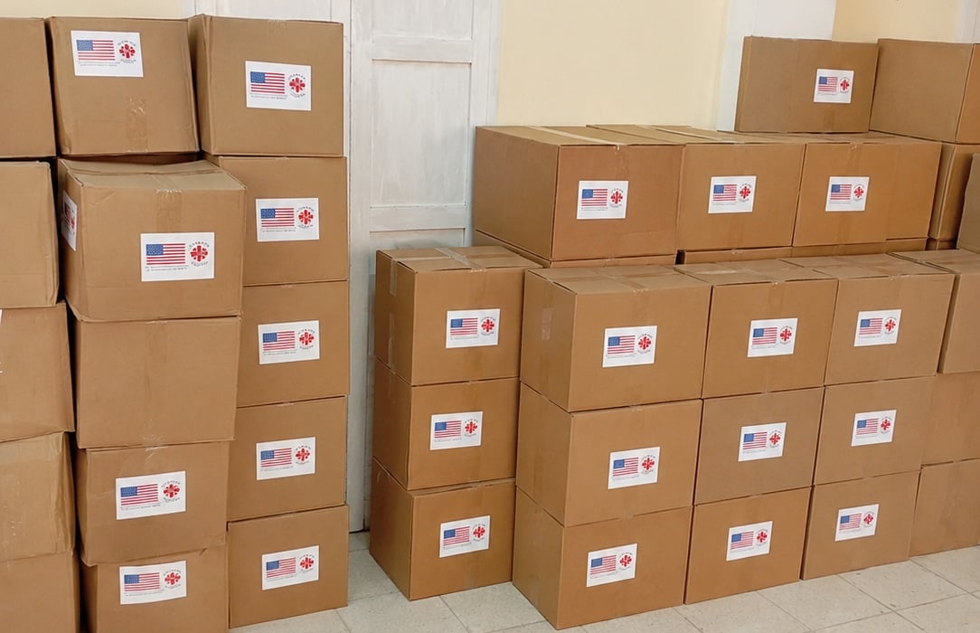 Cajas de ayuda humanitaria en Cuba.