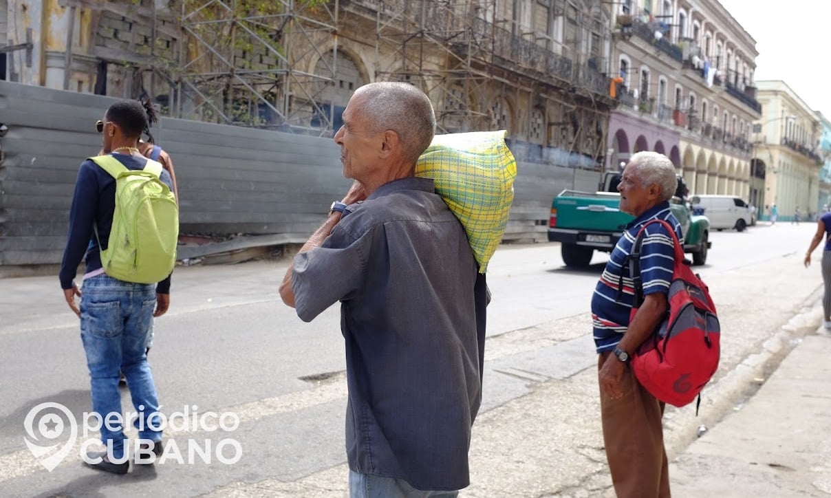 Fotografía de varios ancianos en las calles de Cuba.