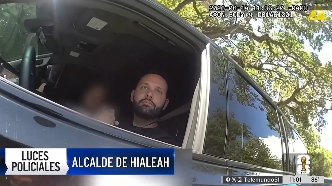 Cámara corporal revela tenso choque verbal entre alcalde de Hialeah y policía de Miami