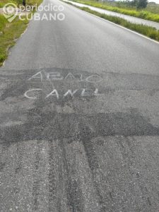 Cartel "Abajo Canel" en la carretera Panamericana.