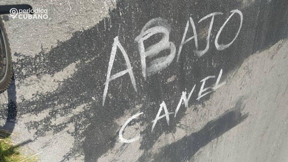 Cartel en Playa Baracoa contra el dictador cubano Miguel Díaz-Canel.