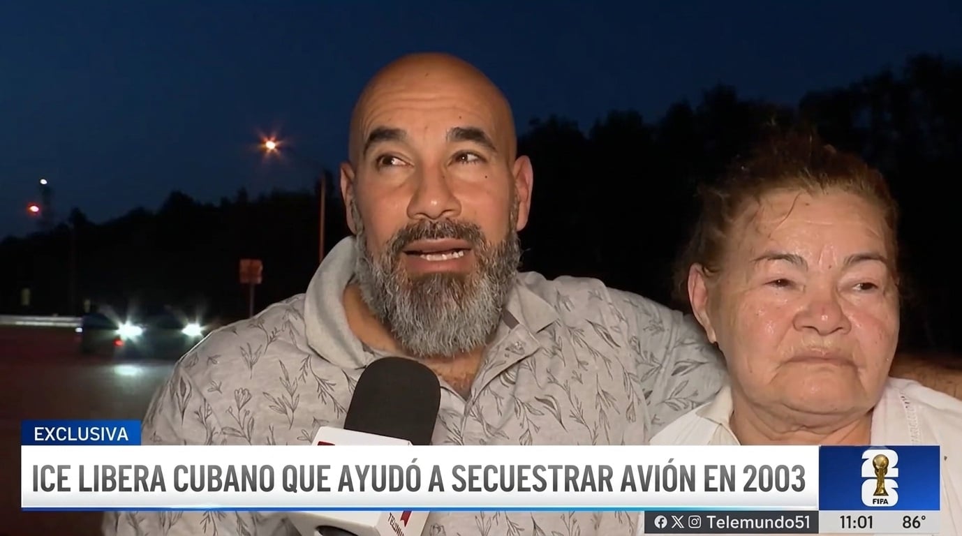 El cubano Maikel Guerra, conocido por secuestrar un avión en 2003, junto con su madre en una entrevista