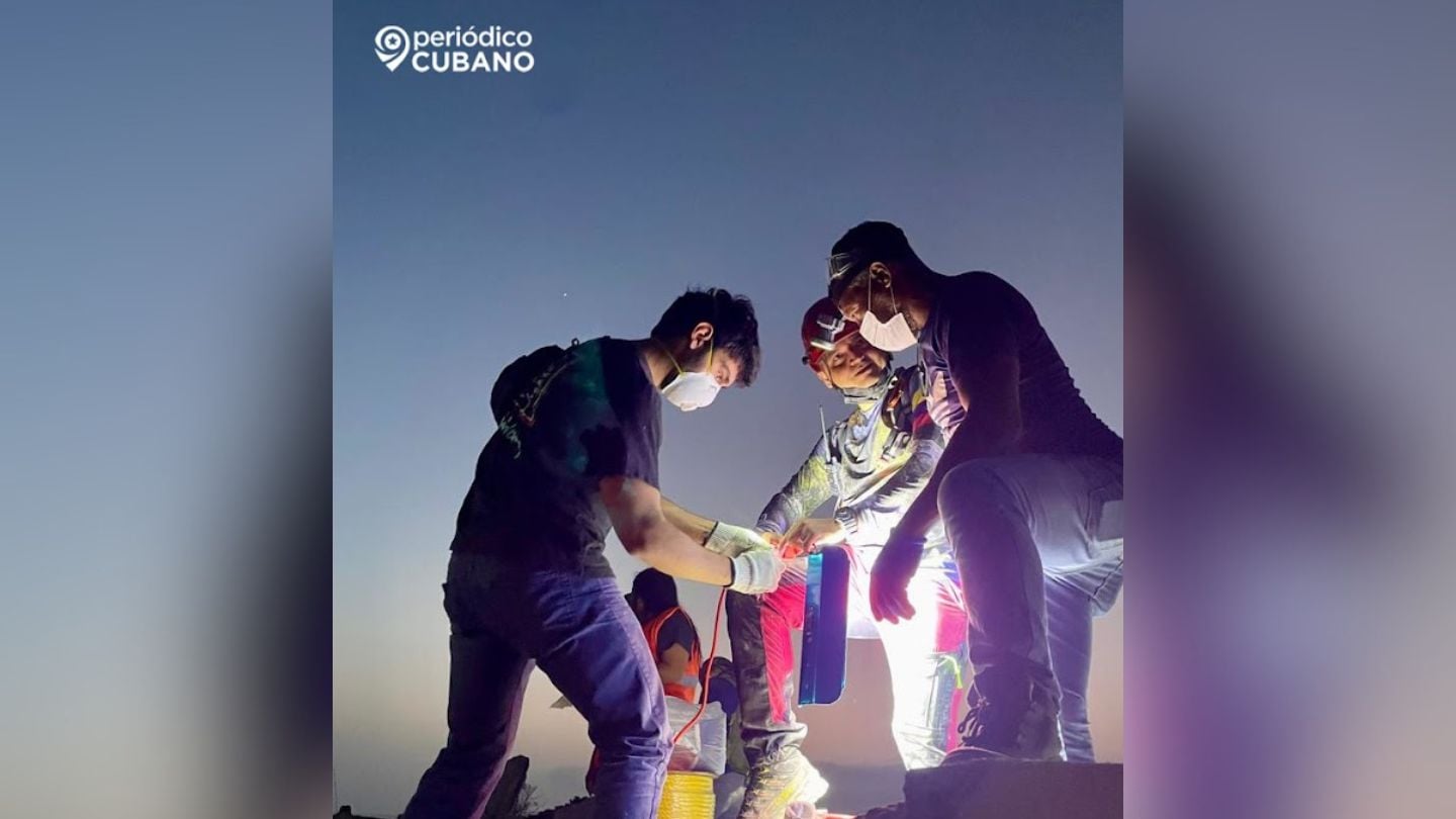 Rescatistas en Venezuela tras los terremotos