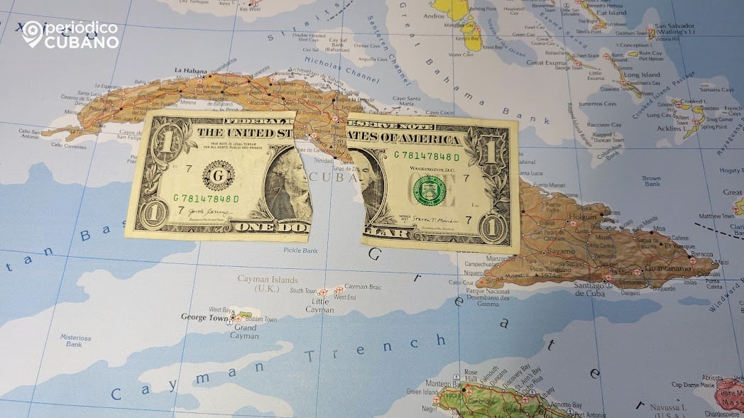 Imagen de un billete de dólar sobre un mapa de la Isla.