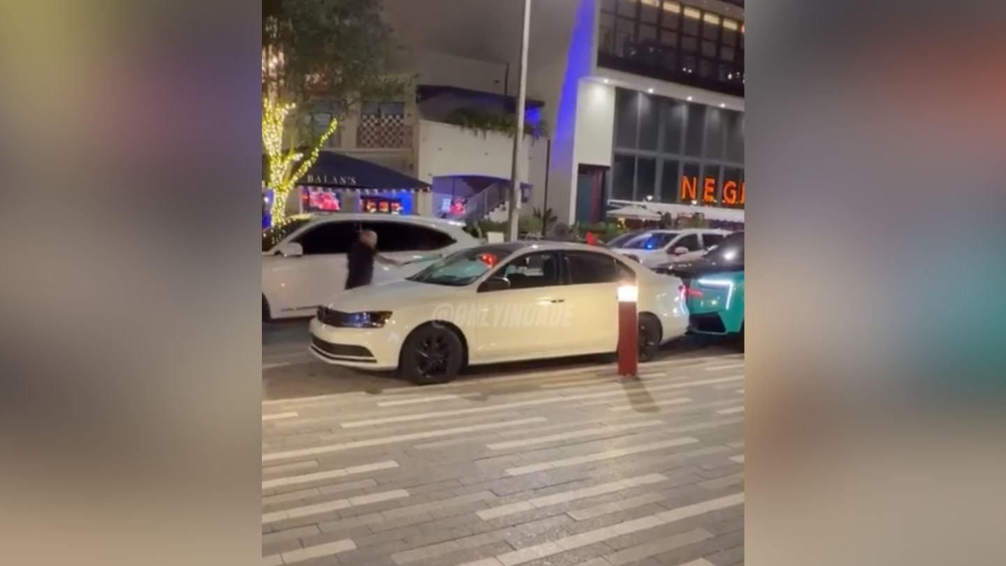 Graban a cubano enfurecido mientras golpea un parabrisas con bate en Brickell