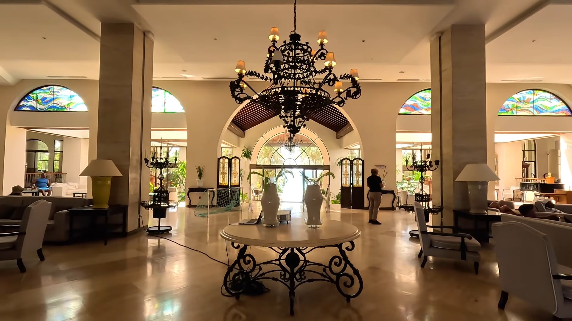 Hoteles abandonados por Meliá siguen abiertos en Cuba Cómo sostiene el régimen sus operaciones