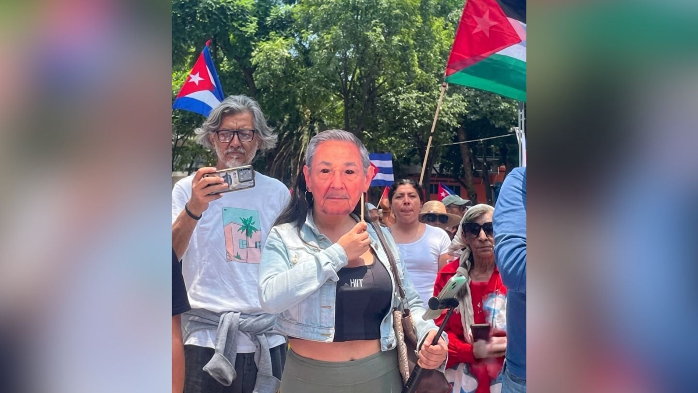 Joven mexicana con una máscara de Raúl Castro 