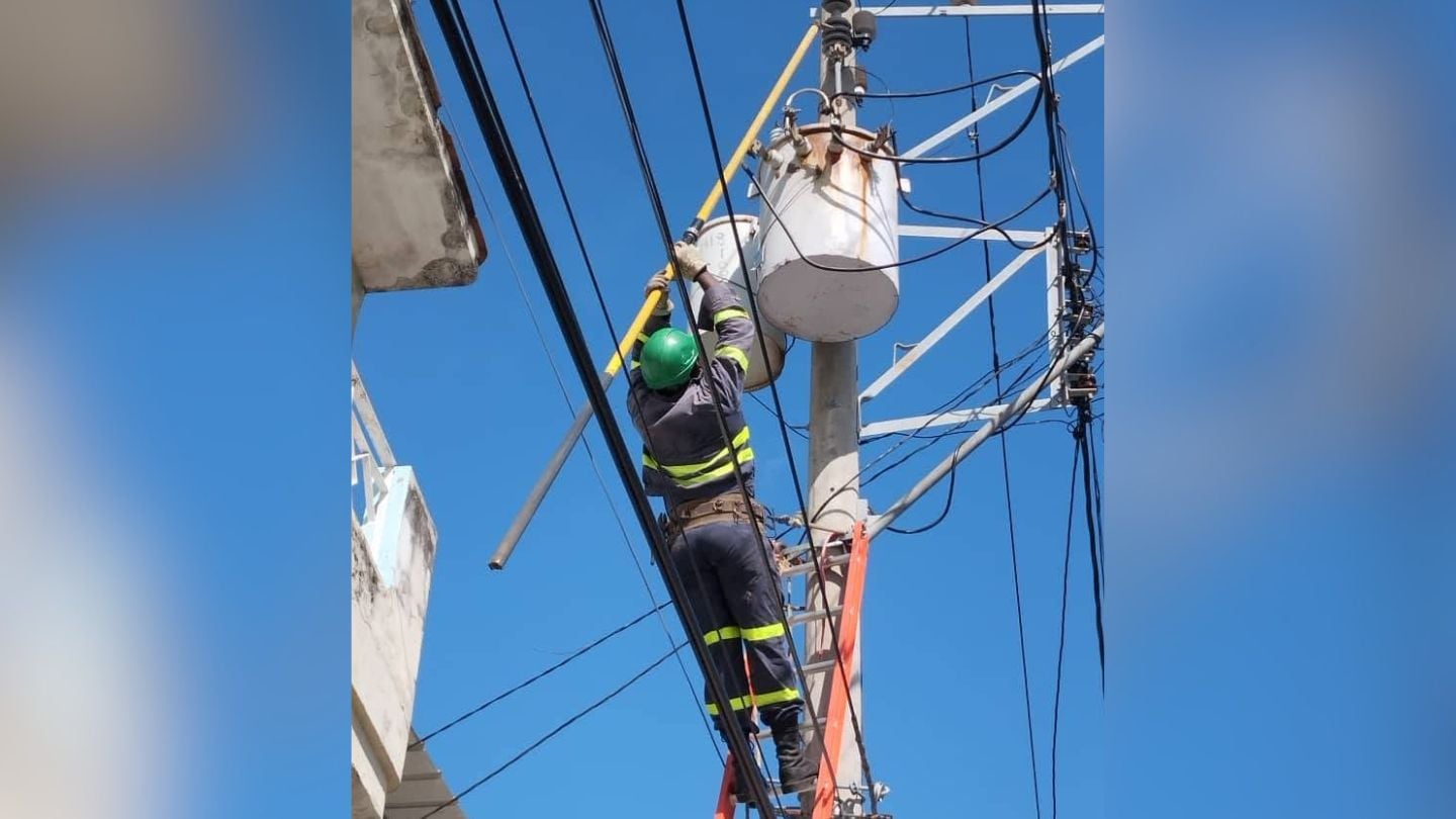 Un trabajador de la Empresa Eléctrica de La Habana 