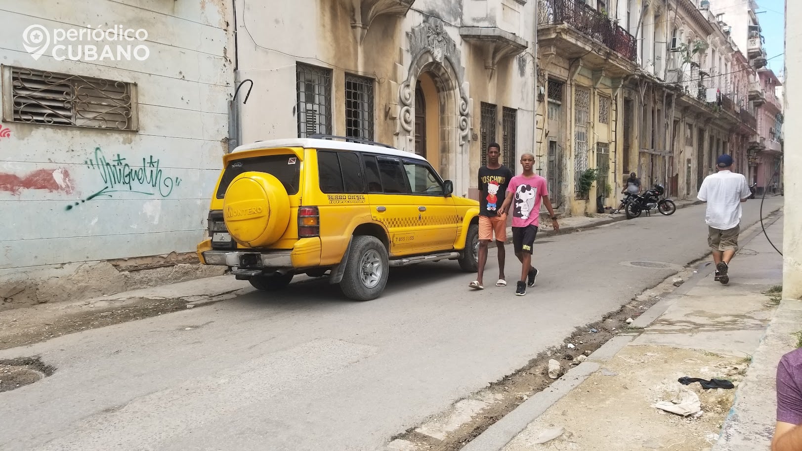 Jóvenes cubanos en una calle de La Habana