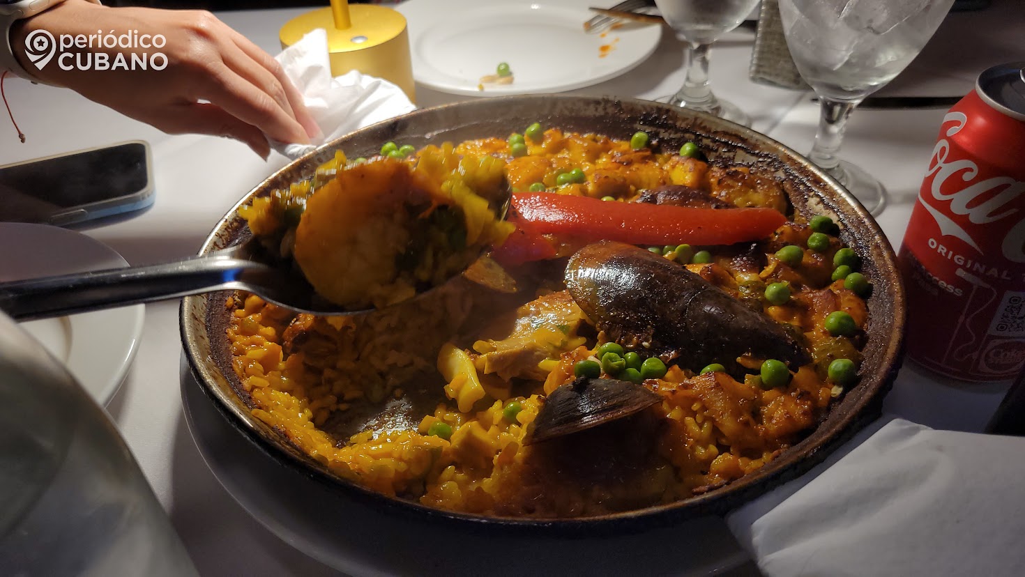 Una paella servida en un restaurante