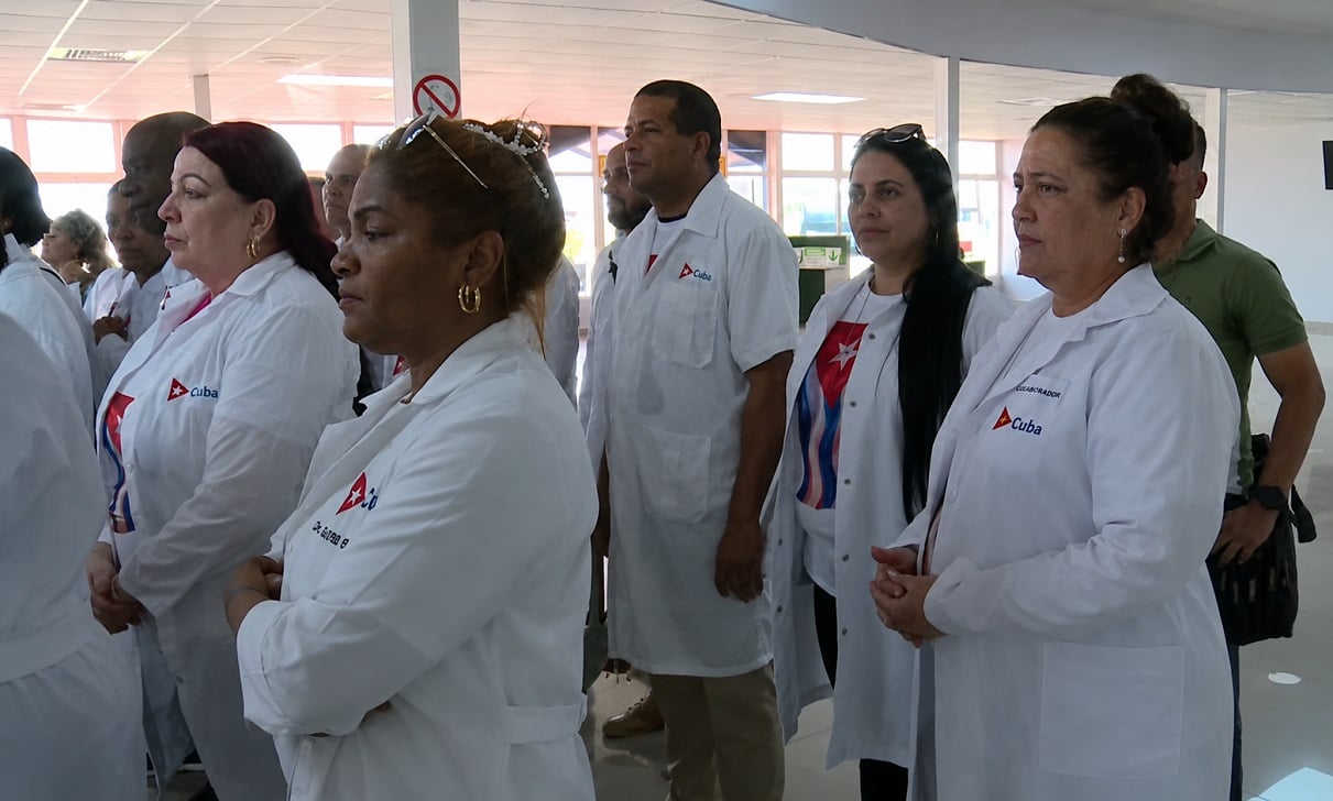 Imagen ilustrativa de unos médicos cubanos regresando a La Habana.