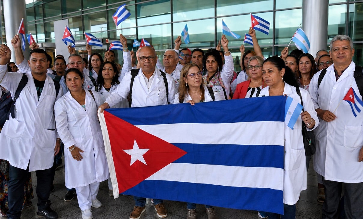 Imagen ilustrativa de médicos cubanos.