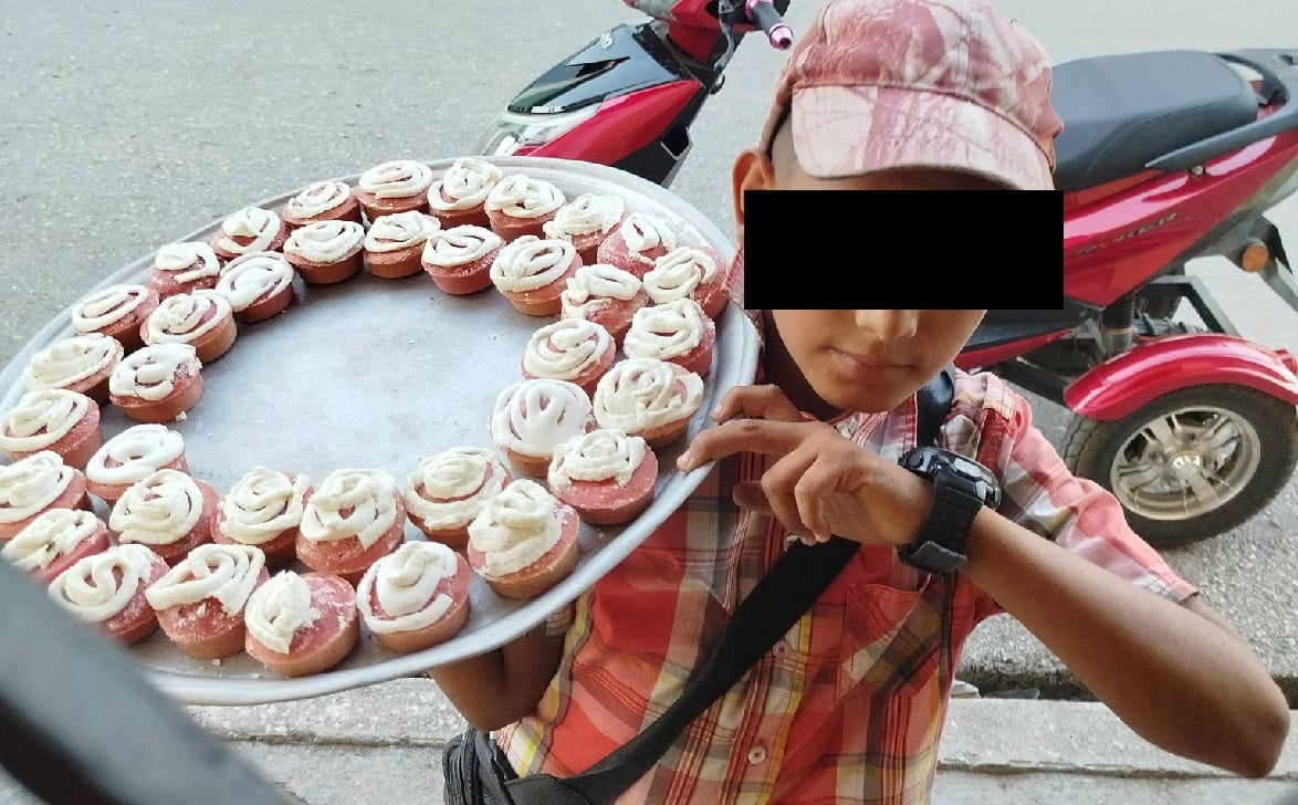 Menor vendiendo dulces en Cuba.