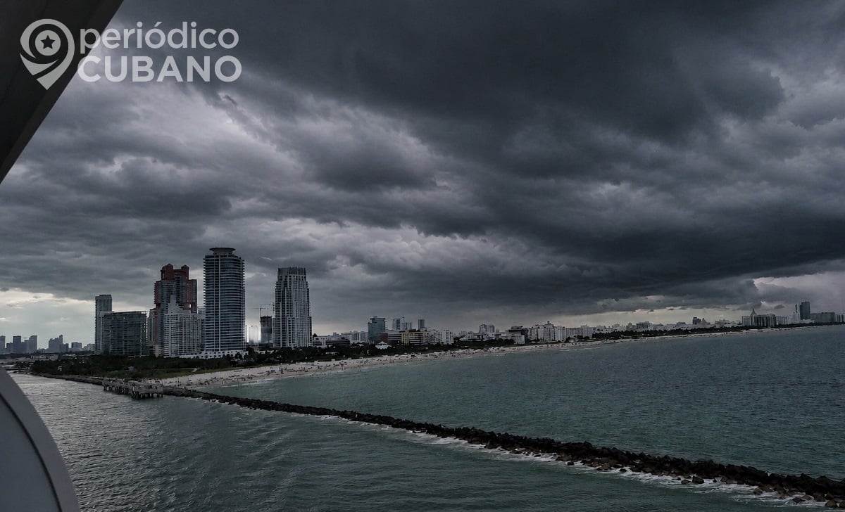 Imagen de la ciudad de Miami con el cielo nublado.