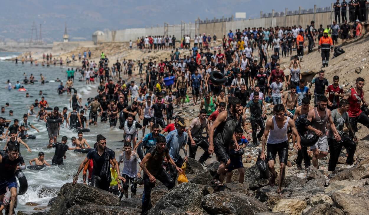 Imagen de referencia que representa la llegada de miles de migrantes.