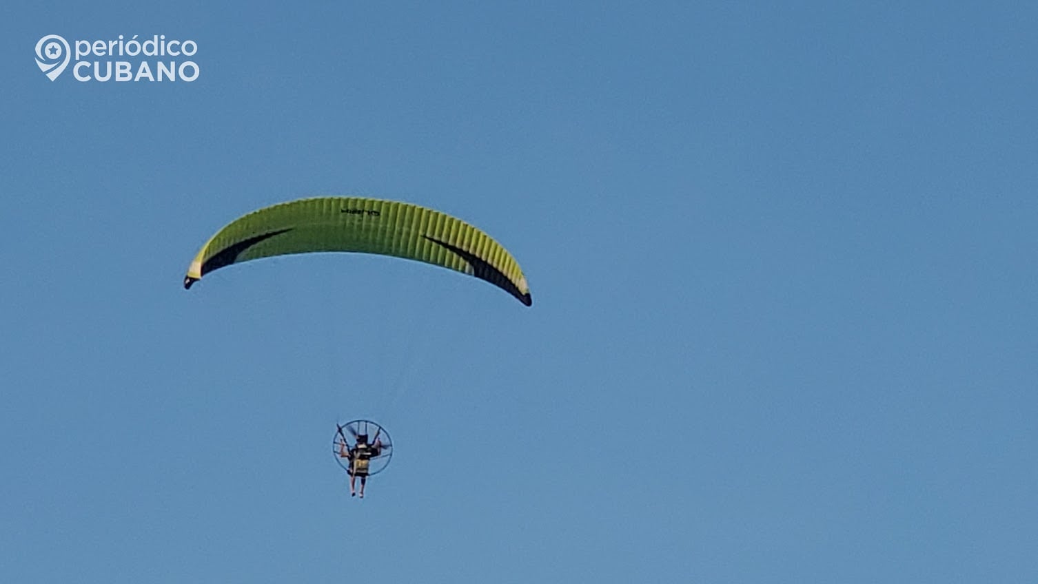 Imagen de un vuelo en parapente.