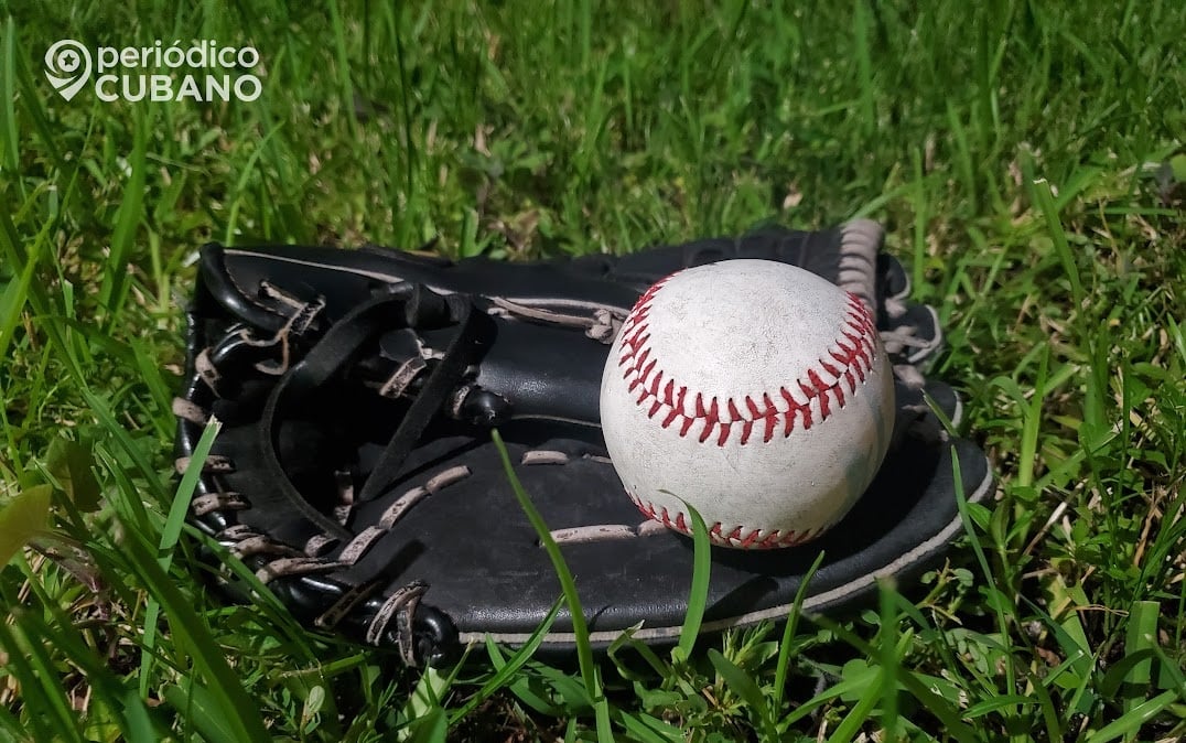 Imagen ilustrativa que muestra una pelota y una manopla de beisbol.