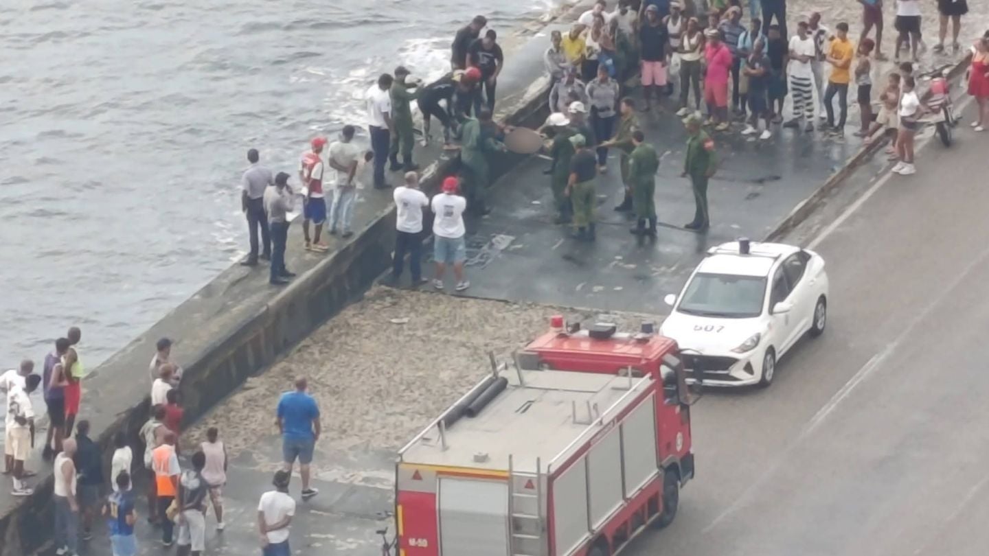 Persona muere tras caer al mar en el Malecón de La Habana vecinos dicen que recolectaba agua