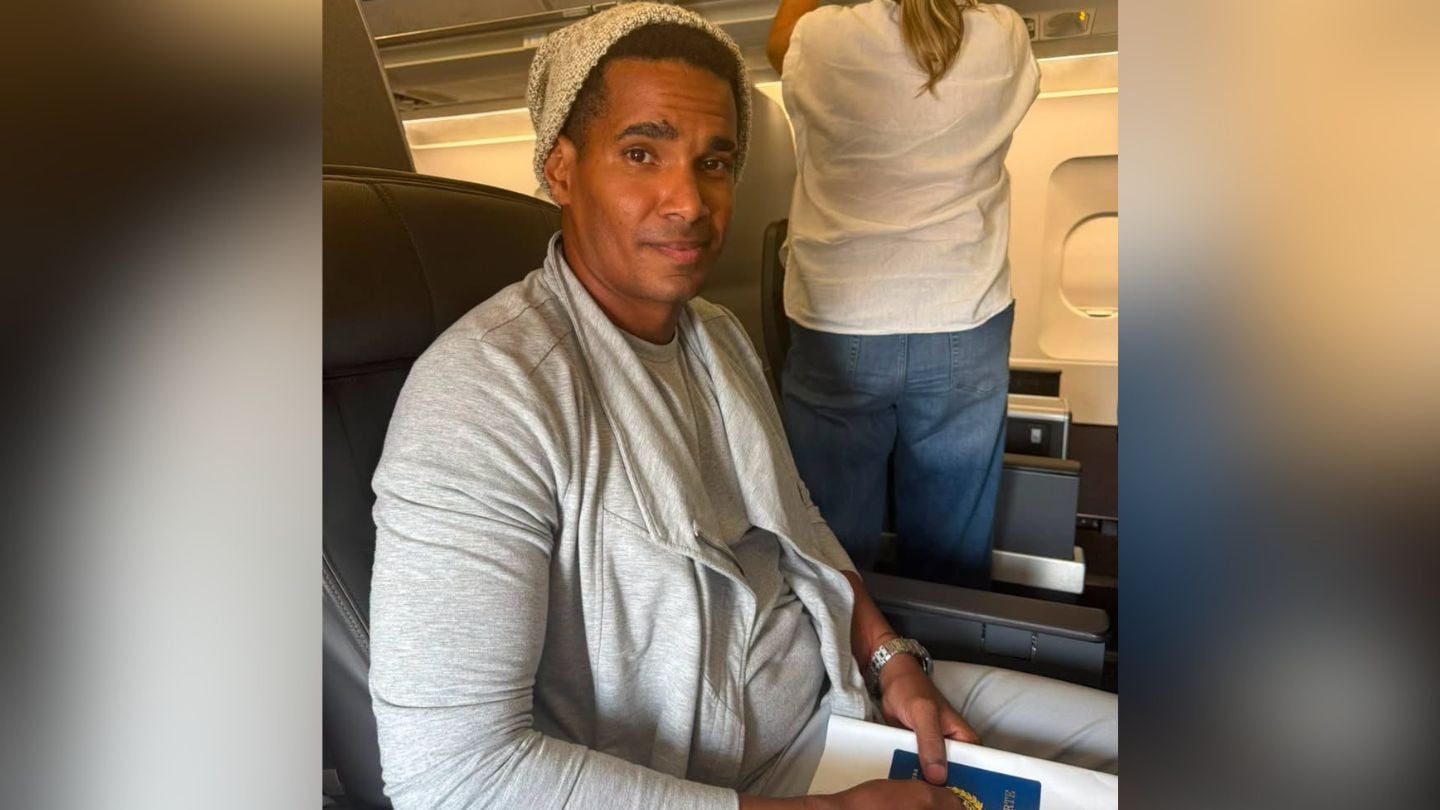 Primera imagen del activista cubano Luis Manuel Otero en libertad y rumbo a Miami