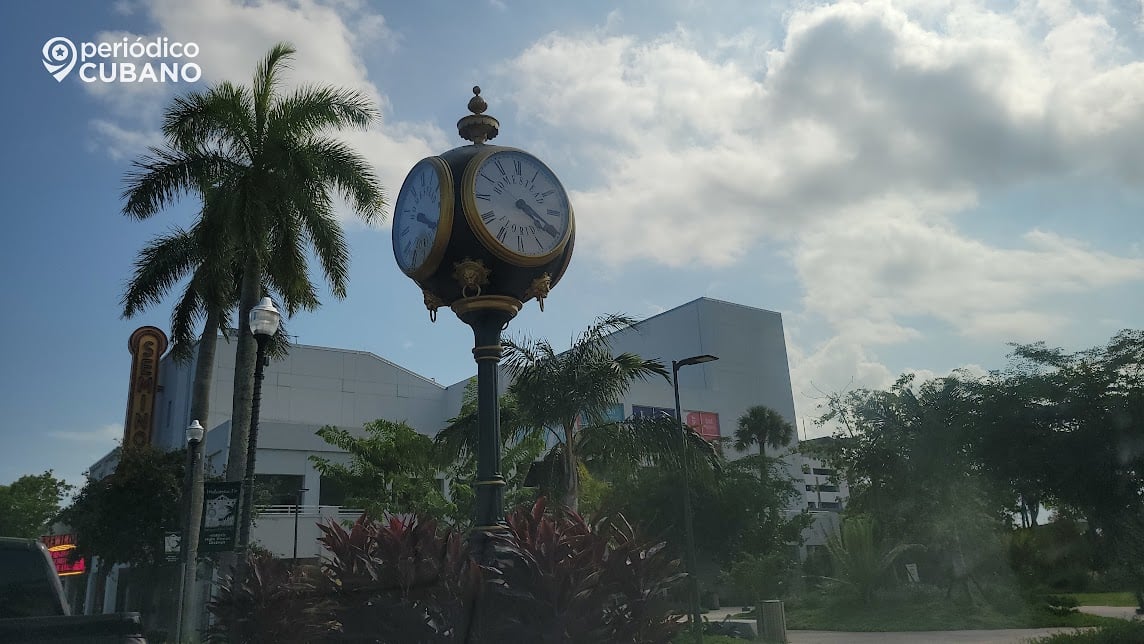Imagen de un reloj público.