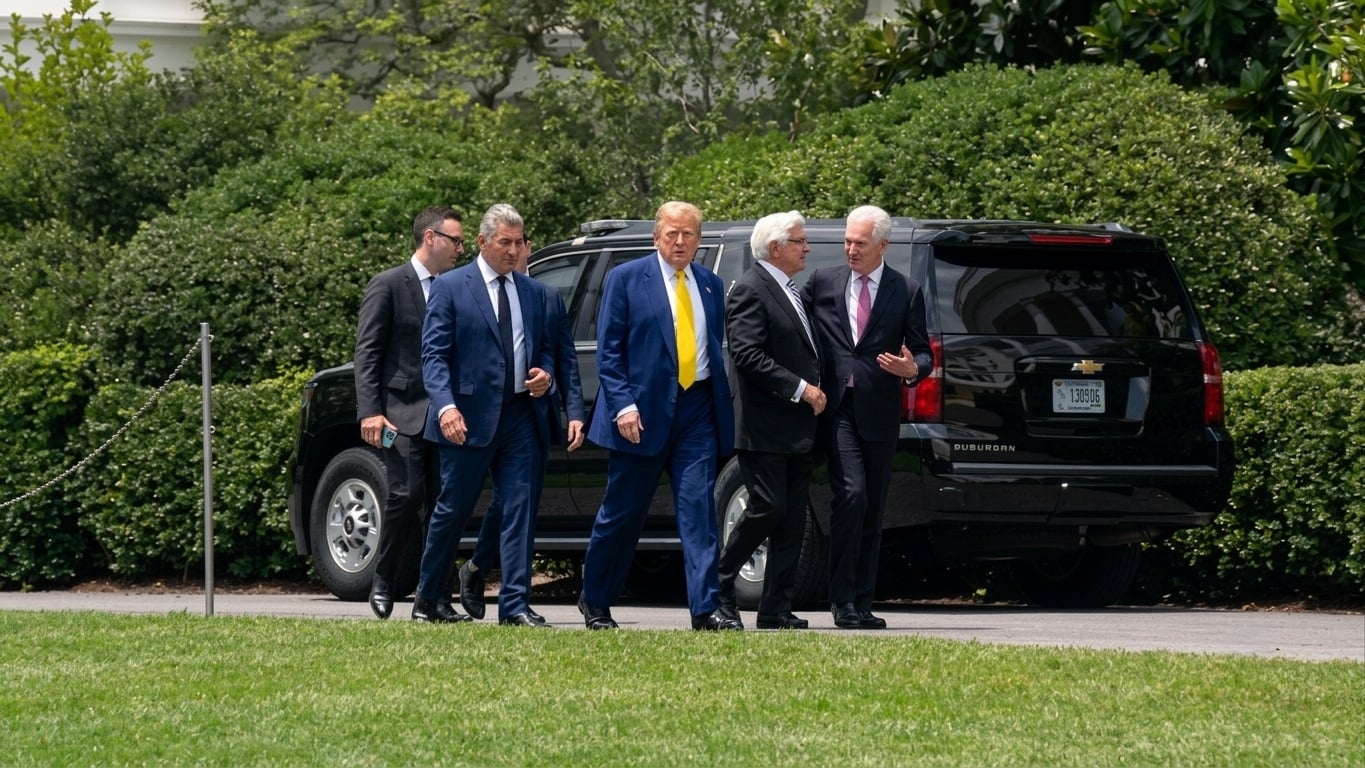 El presidente de Estados Unidos, Donald Trump, saliendo de la Casa Blanca