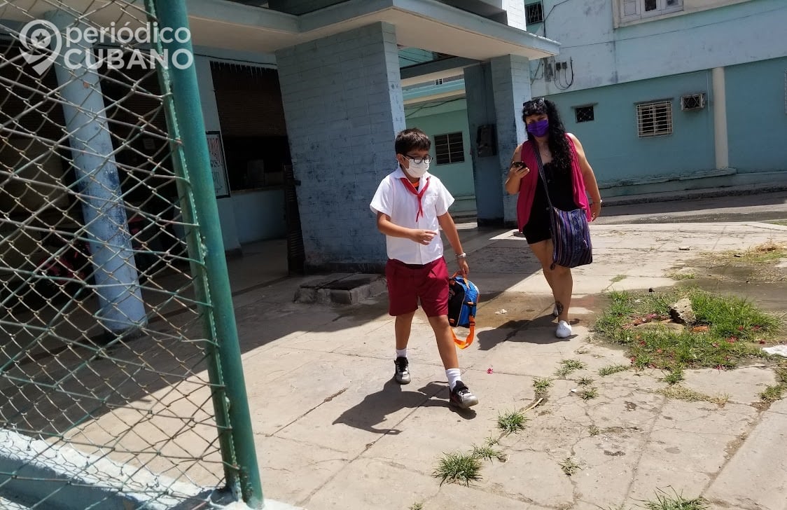 Imagen de un niño cubano saliendo de la escuela.