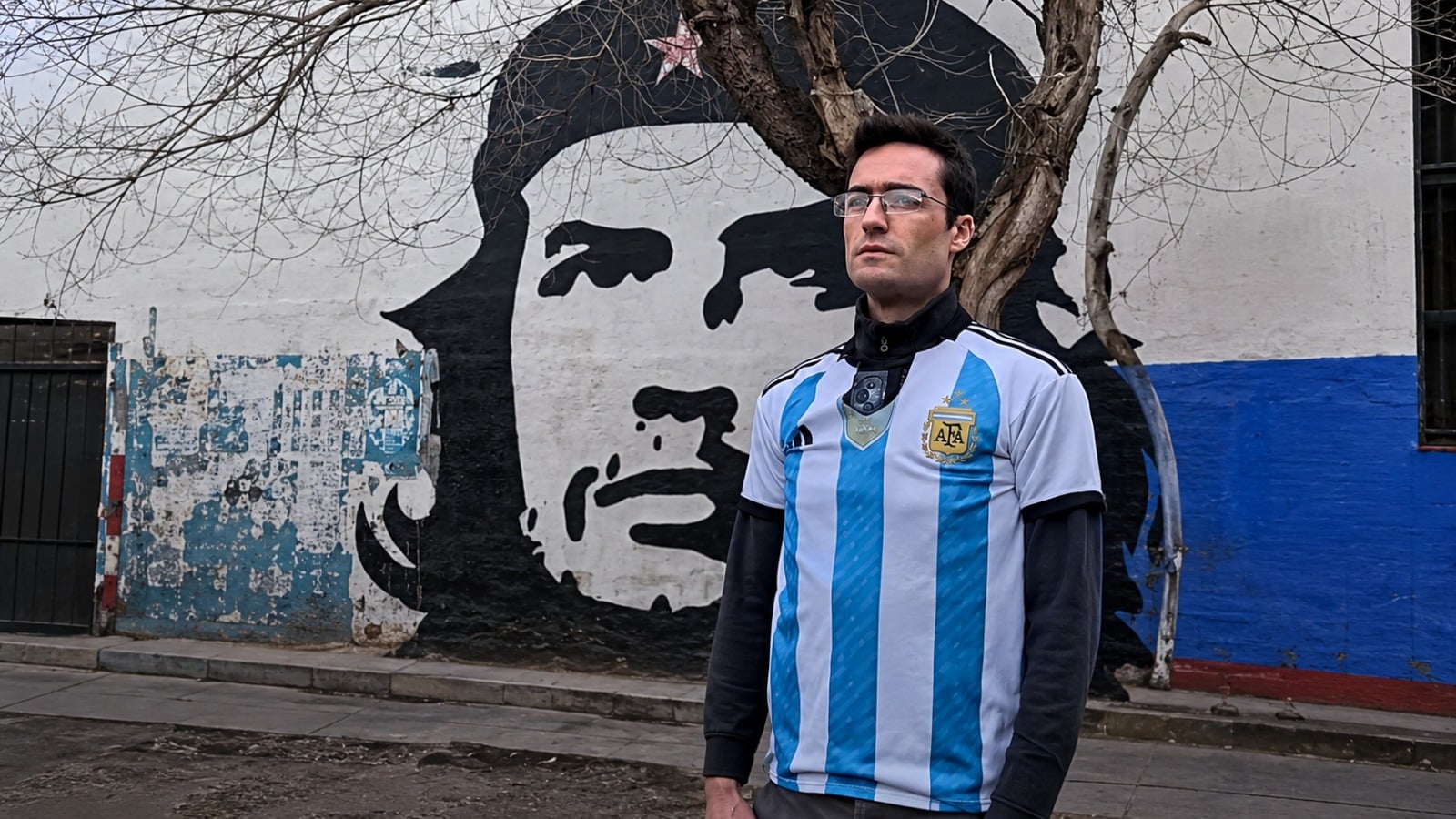 Docente cubre un mural del Che Guevara con una bandera argentina y desata una polémica