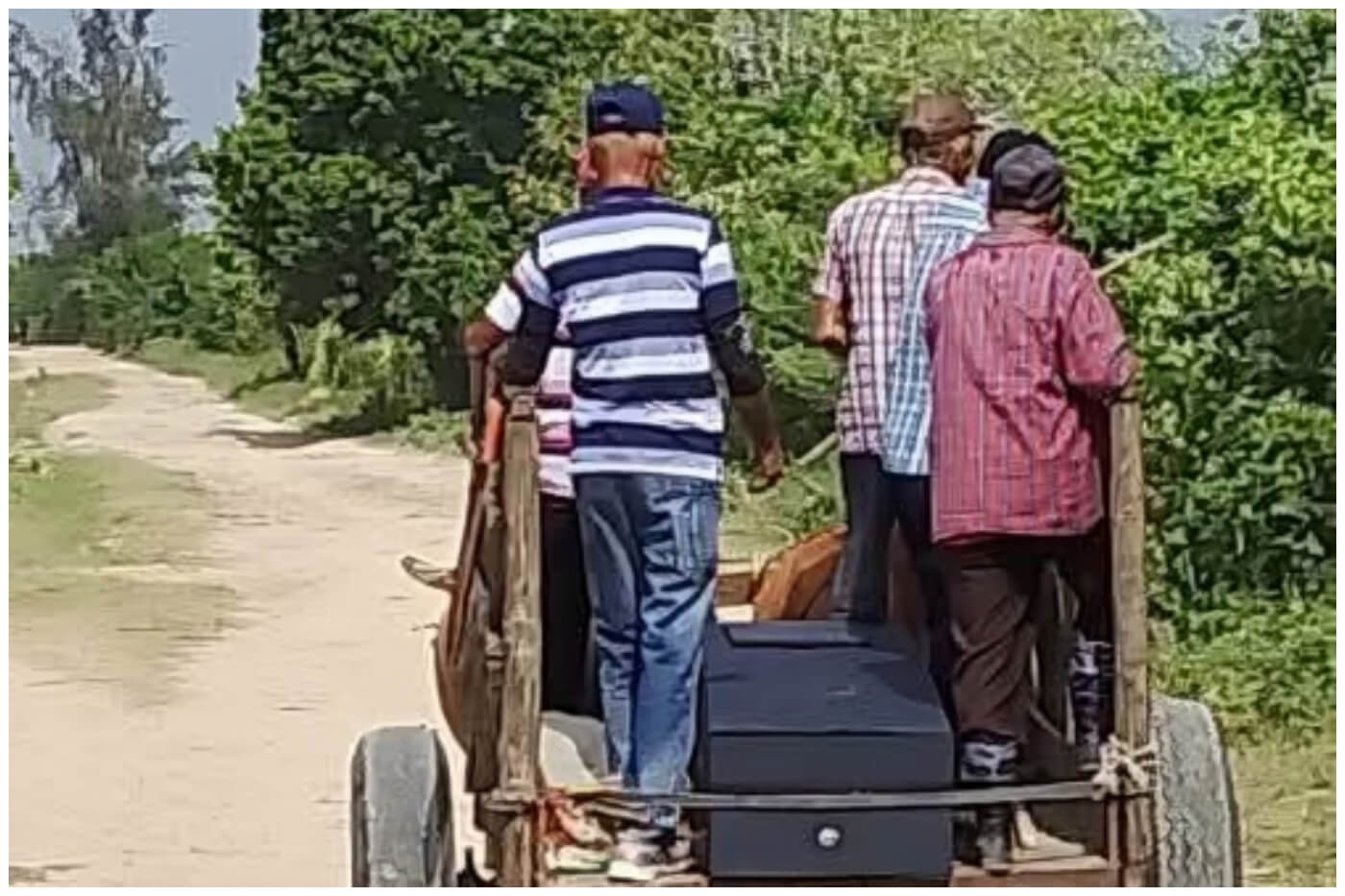 Carreta tirada por bueyes llevando el cuerpo de una mujer.