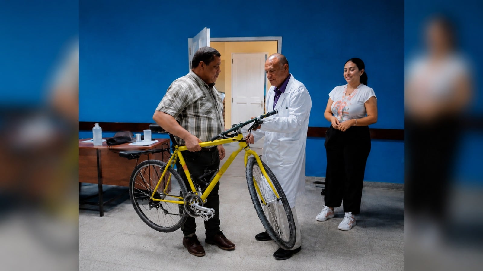 Médicos reciben bicicletas y cubanos cuestionan el valor del estímulo