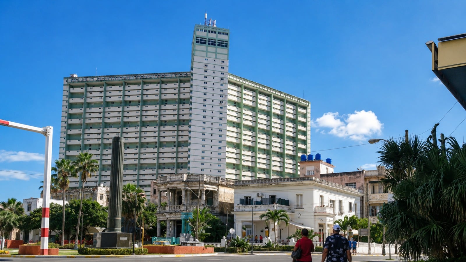 Denuncian abandono y riesgo de incendio en el Focsa de La Habana