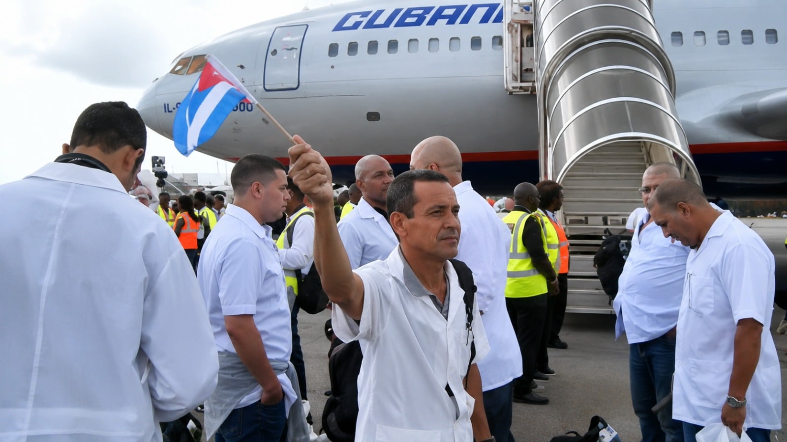 Cuba mantiene el castigo de ocho años para médicos que abandonaron misiones