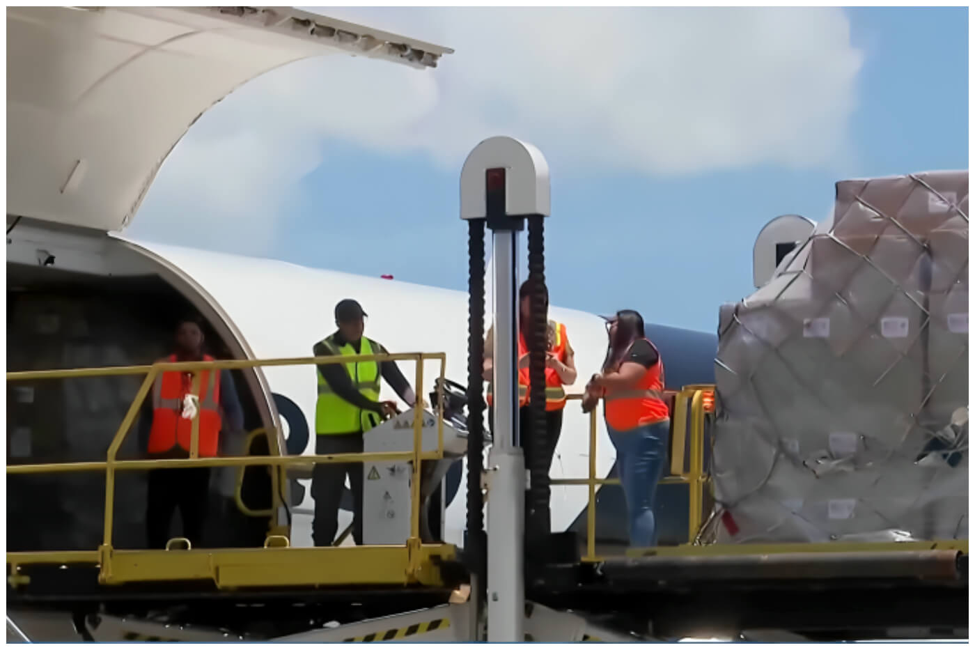 La ayuda llegó a Cuba por avión, partió desde Miami.
