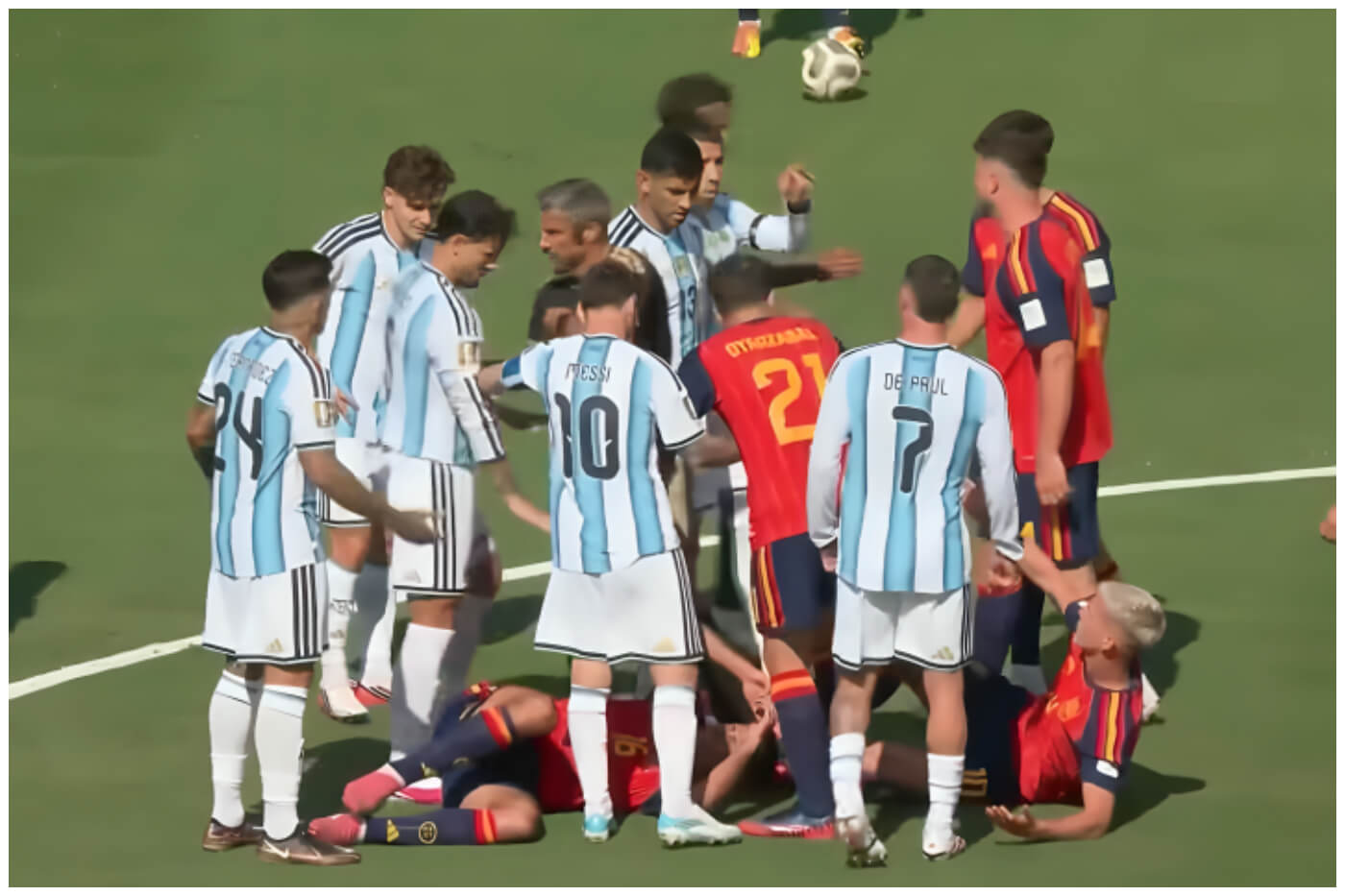 Jugadores argentinos golpearon a españoles tras el silbatazo final.