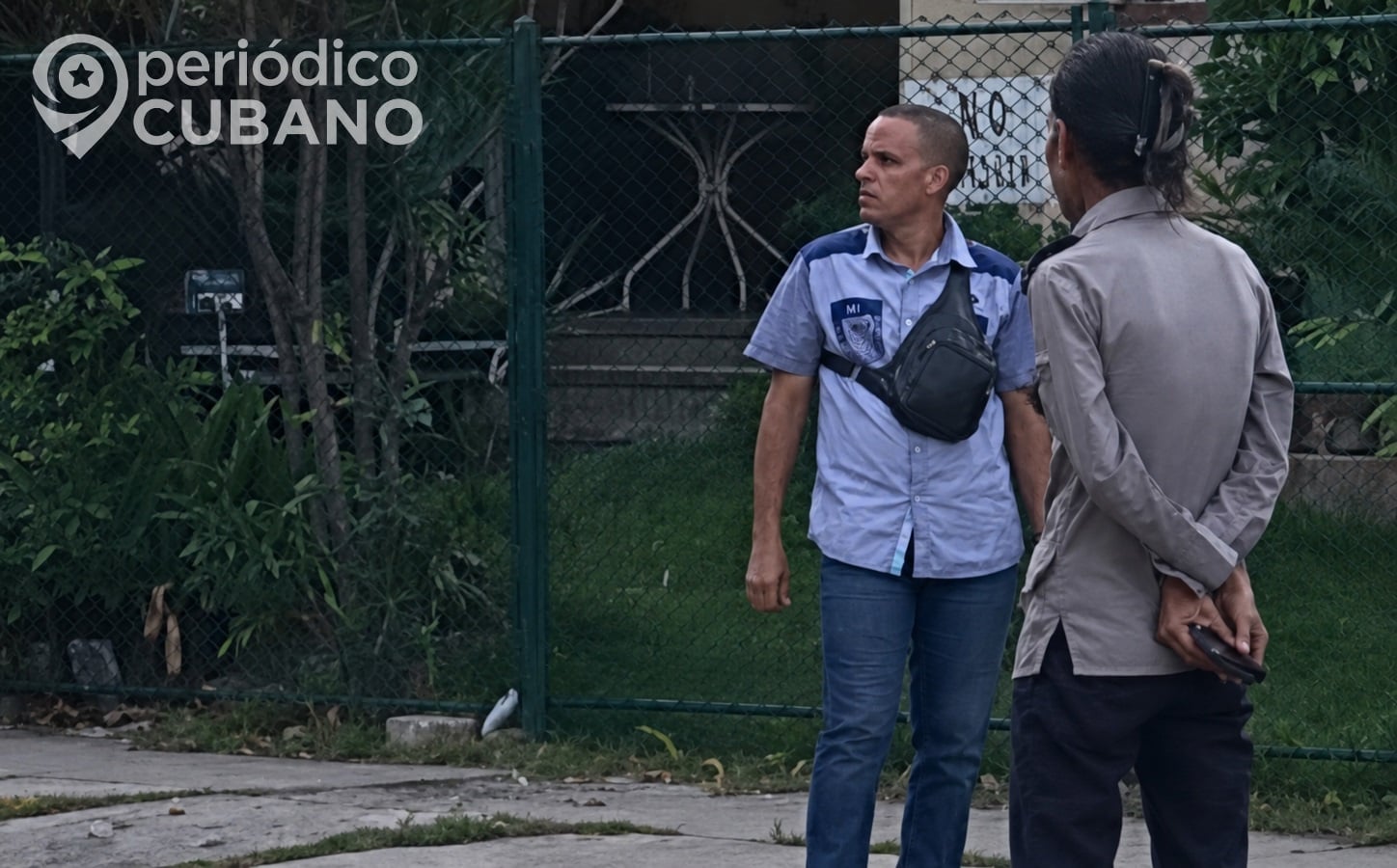 Imagen de un agente de la Seguridad del Estado vestido como civil durante un evento en Cuba.